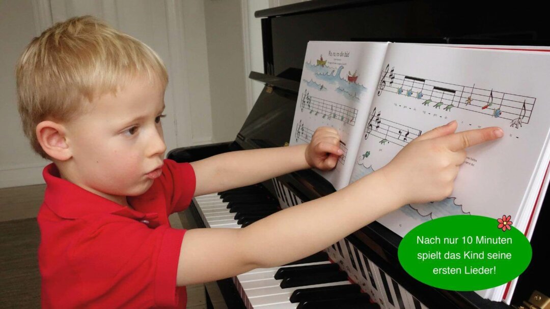Benjamin beim Klavier lernen